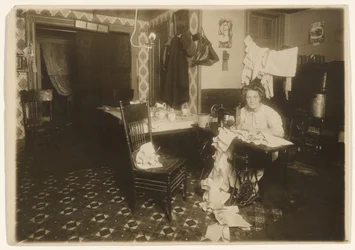 [Lavori in casa (Donna alla macchina da cucire)]
