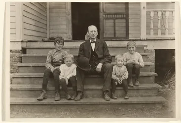 [Mr. Smith, sorvegliante del mulino di Wylie, con quattro figli, Chester, South Carolina].