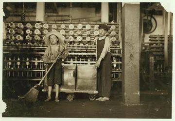 Ronald Webb, doffer di 12 anni, e Frank Robinson, figlio di 7 anni del capo della carderia, che spazza e doffa (svuota i rocchetti pieni) ai Roanoke Cotton Mills, Virginia, 1911