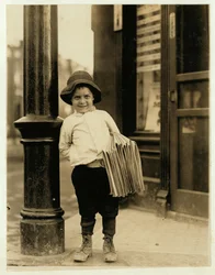 Ragazzo di sei anni, noto come Little Fattie e alto solo 3 piedi e 4 pollici, lavora da un anno a St. Louis, Missouri, 1910