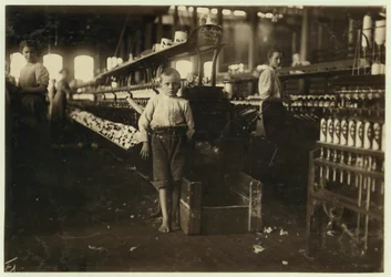 Leo di 8 anni, alto solo 4 piedi, raccoglie bobine per 15 centesimi al giorno presso Elk Cotton Mills, Fayetteville, Tennessee, 1910