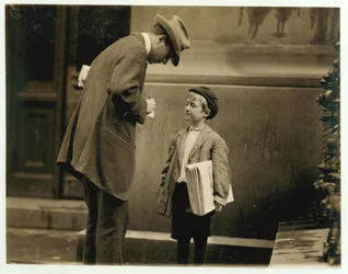 Ragazzo di 8 anni venditore di giornali Michael McNelis, appena guarito dalla sua seconda polmonite, vende giornali sotto la pioggia, Philadelphia, Pennsylvania, 1910