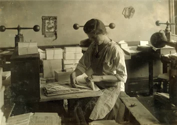 Una ragazza di 15 anni taglia le matrici nel negozio di goffratura di Harry C. Taylor, al 61 di Court Street, a Boston, Massachusetts.