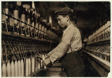 Un doffer sostituisce bobine piene al Globe Cotton Mill, Augusta, Georgia, 1909