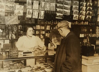 Un venditore quattordicenne in un negozio di sigari di Boston, Massachusetts