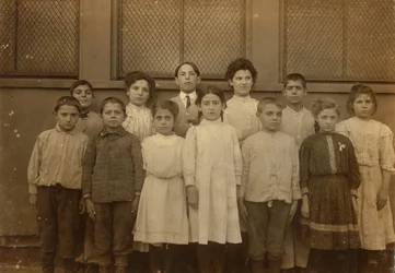 Un gruppo di bambini immigrati alla Washington School di Boston, Massachusetts