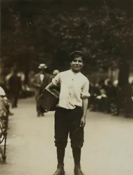 Un giovane bootblack che lavora a Union Square, New York City