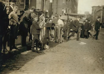 Ragazzi che vendono nozioni per strada a Boston, Massachusetts