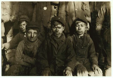 Ragazzi del carbone (che selezionano il carbone a mano) alla Hughestown Borough Coal Co. Pittston, Pennsylvania, 1911