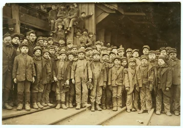 Ragazzi spaccatori che selezionano il carbone a mano presso Ewen Breaker della Pennsylvania Coal Co, South Pittston, Pennsylvania, 1911