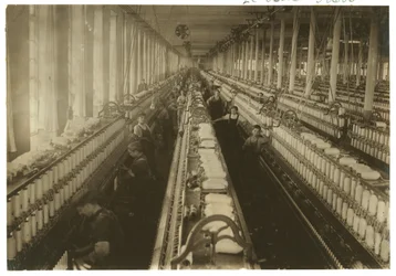 Bambini che lavorano nella sala di filatura al Cornell Mill, Fall River, Massachusetts, 1912