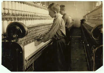 Doffer che sostituiscono bobine piene al Indian Orchard Cotton Mill, Massachusetts, 1916
