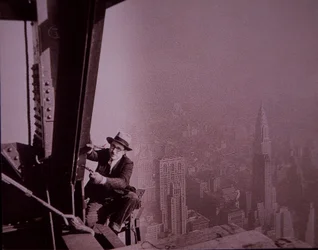 Empire State Building in costruzione, un ispettore controlla il lavoro