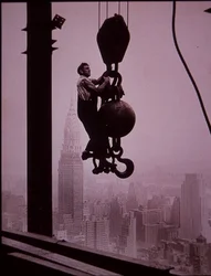 Empire State Building in costruzione, mostrando un membro della squadra di derrick