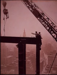 Empire State Building in costruzione, posizionamento di una trave d