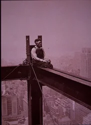 Empire State Building in costruzione, mostrando un operaio in pausa
