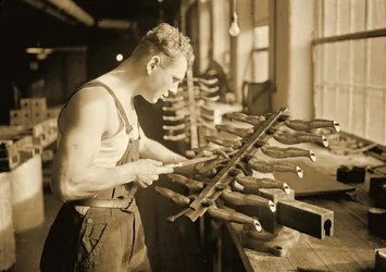Operaio della fabbrica alla Paragon Rubber Company, Massachusetts, 1936
