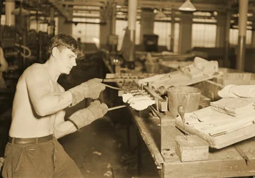 Operaio della fabbrica alla Paragon Rubber Company, Massachusetts, 1936