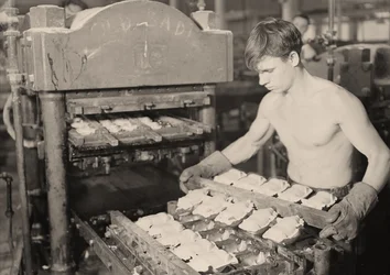 Operaio di fabbrica alla Paragon Rubber Company, Massachusetts, 1936