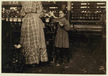 Fannie, alta 48 pollici, di 7 anni, una dei 19 bambini che aiutano sua sorella a Elk Mills, Fayetteville, Tennessee, 1910