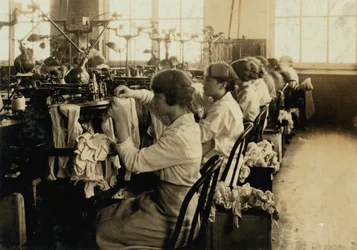 Ragazze che confezionano calze negli Ipswich Mills di Boston, Massachusetts