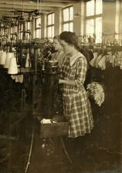 Ragazze che confezionano calze negli Ipswich Mills di Boston, Massachusetts