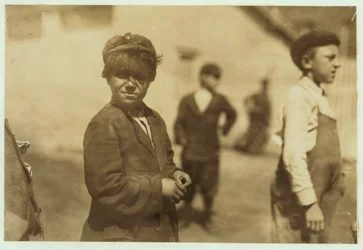 Joe (Jose) Mello, di 8 o 9 anni lavora come spazzino in una fabbrica a New Bedford, Massachusetts, 1911