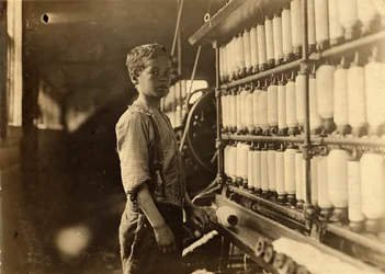 John Dempsey, 11 o 12 anni, lavoratore del sabato nella sala di filatura a Jackson Mill, Fiskeville, Rhode Island, 1909