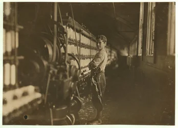 John Dempsey, 11 o 12 anni, lavoratore del sabato nella sala di filatura a Jackson Mill, Fiskeville, Rhode Island, 1909