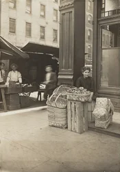 Lena Lochiavo - 11 anni, venditrice di cesti e pretzel, al mercato di Sixth Street davanti al saloon