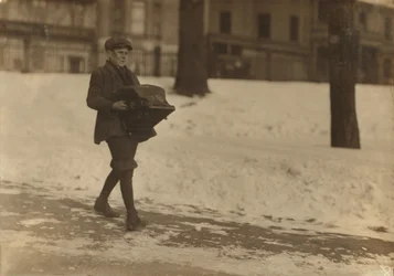 Louis A. Caulfield, 16 anni, al Boston Common che consegna una pesante macchina da scrivere per la Model Typewriter Inspection Co. guadagnando $6 a settimana, 1917