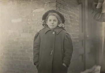 Mery Horn, una condizione di gobba aggravata dal pesante carico di carte che trasportava. Hartford, Connecticut, marzo 1909
