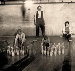 Pinboys in una pista da bowling della metropolitana, 65 South Street, Brooklyn, New York