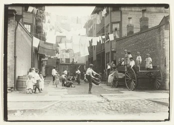 Parco giochi nel villaggio di un mulino (Playground in a Tenement Alley), Boston