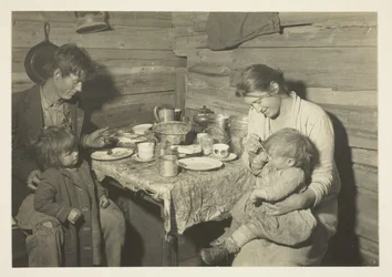 Famiglia rurale povera che vive in una casa fumatori, Oklahoma, sotto la cura della Croce Rossa
