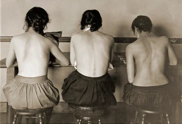 Ragazze alla macchina da cucire, c.1917