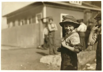 Charlie Foster di dieci anni, incapace di leggere, con un lavoro stabile alla Merrimack Mills, Huntsville, Alabama, 1913
