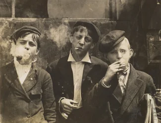 Tre giovani giornalai che fumano, Saint Louis, Missouri, USA, 1910