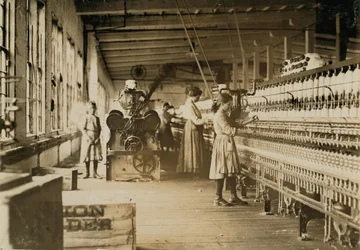 Due giovani filatrici nei Catawba Cotton Mills, Newton, Carolina del Nord, 1908