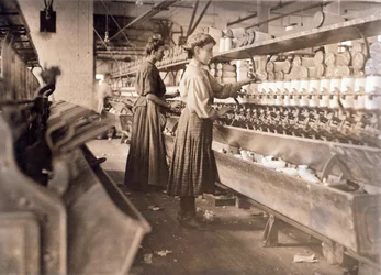 Donne che lavorano nonostante siano molto incinte, al Globe Cotton Mill, Augusta, Georgia