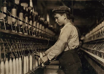 Giovane ragazzo che lavora come doffer nella Globe Cotton Mill, Augusta, Georgia, USA, c.1909