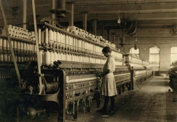 Ragazza adolescente che lavora come filatrice in una fabbrica di cotone, West, Texas, USA, c.1913