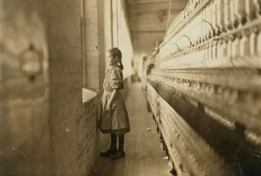 Giovane ragazza che lavora in una fabbrica, Lincolnton, Carolina del Nord, USA