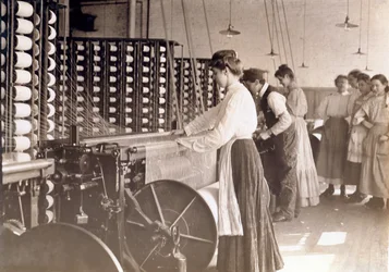 Giovani donne che lavorano a una macchina per filare in una filanda di cotone, Carolina del Sud, 1908