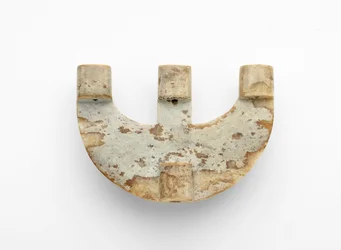 Pendente a forma di arco, con decorazione aggiunta, c.3300-2250 a.C.