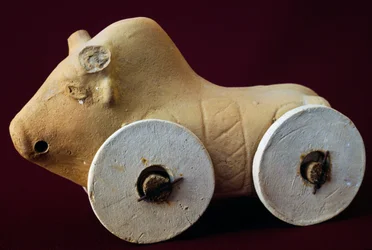 Animale su ruote, giocattolo per bambini in terracotta, civiltà italica