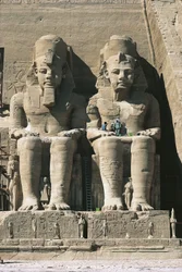 Figure colossali di arenaria di Ramses II seduto in trono