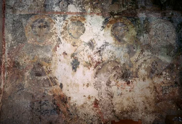 Affresco danneggiato con santi, chiesa di Metamorphosis Sotiros, Voutas, Creta, Grecia (foto)