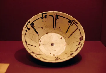 Piatto decorato, da Nishapur, Iran, IX-X secolo