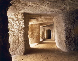 Corridoio scolpito nel calcare nel Castello di Euryalus, 402-397 a.C., costruito per scopi difensivi da Dionisio il Vecchio, Siracusa, Italia, civiltà greca antica, Magna Grecia, V-IV secolo a.C.
